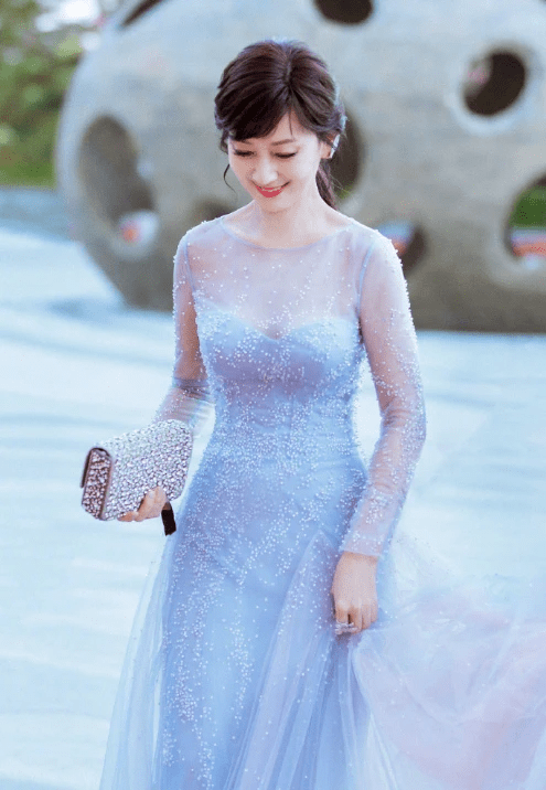 郑爽|郑爽近照神似赵雅芝李若彤，实际年龄差30岁，被嘲像画了老年妆