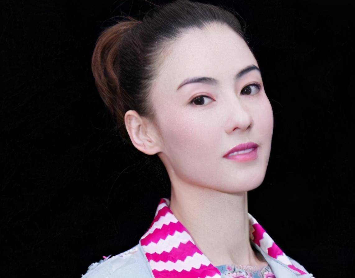 张柏芝脚踝受伤自言是儿子送的“礼物”，三子