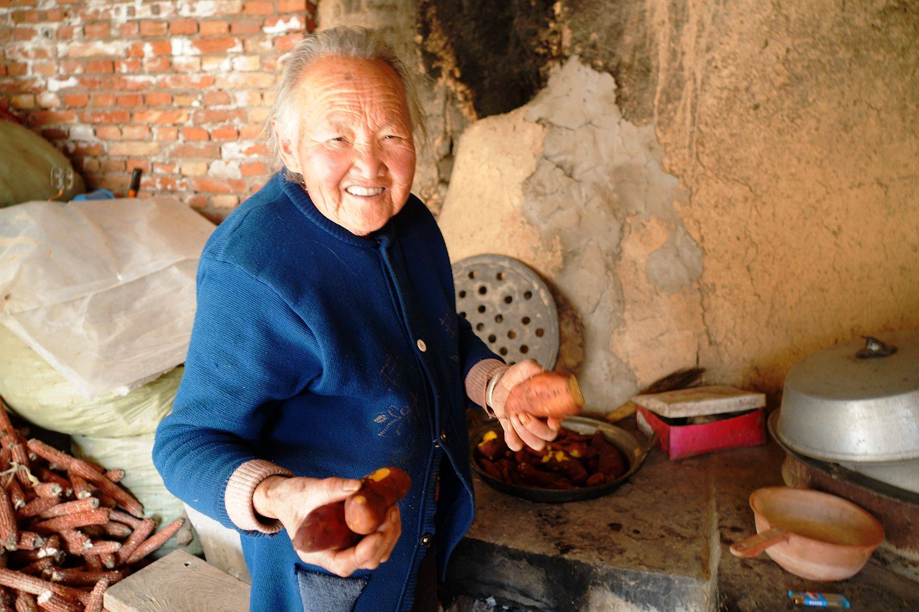 原创8旬老人住山沟70多年每天吃饭变花样伺候她的不是孩子