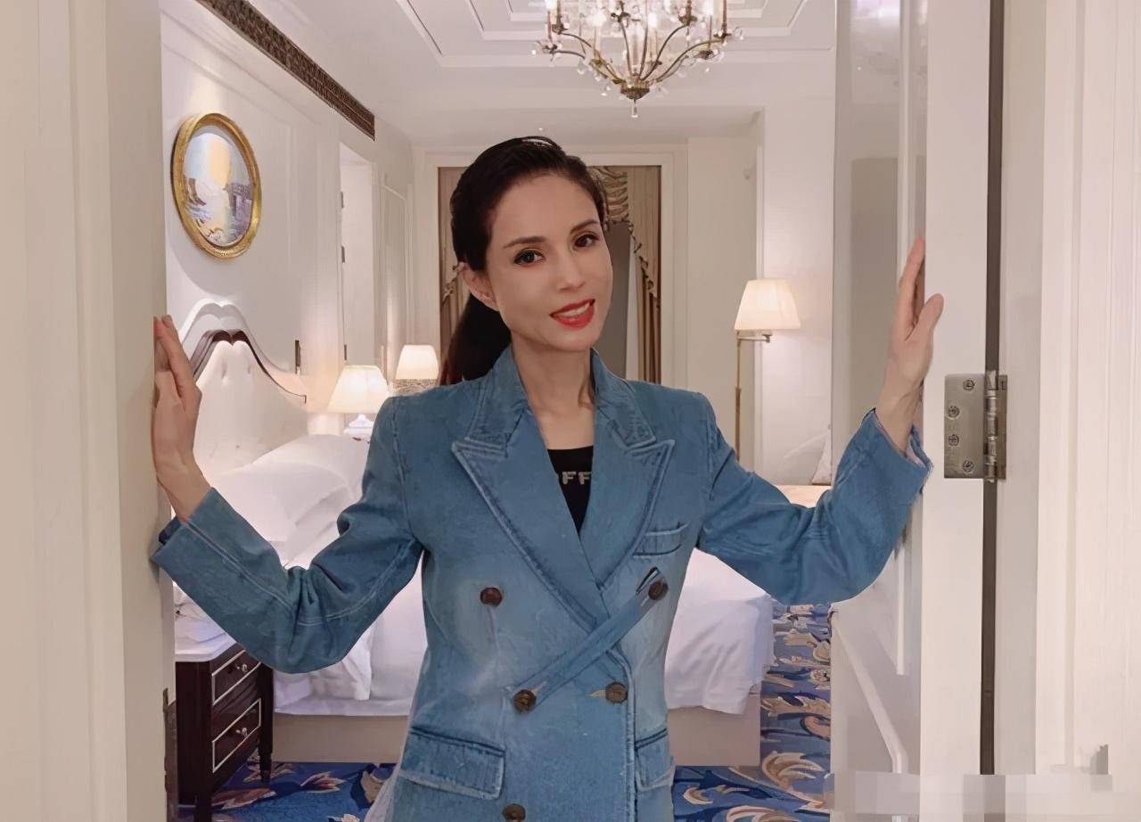 郑爽|郑爽近照神似赵雅芝李若彤，实际年龄差30岁，被嘲像画了老年妆