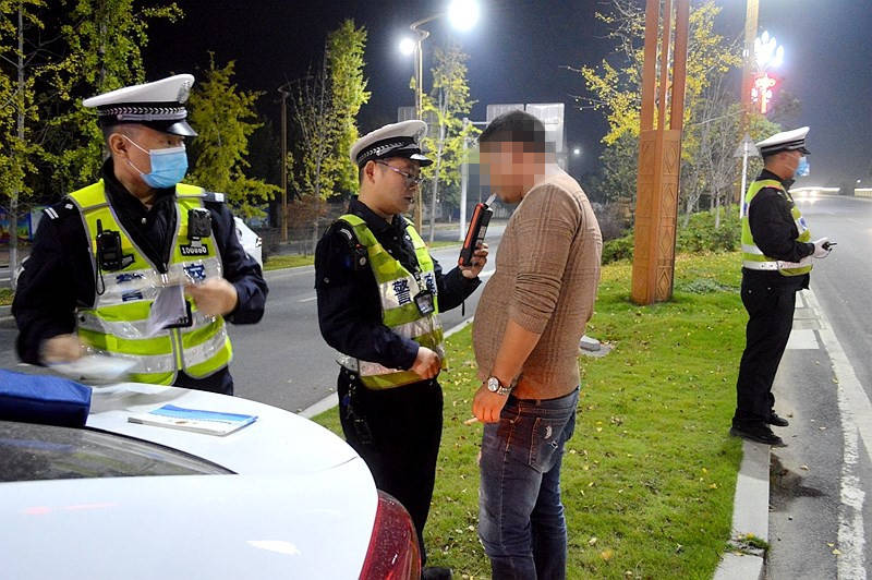 常德交警直属二大队联合多警种开展设卡盘查,清查统一