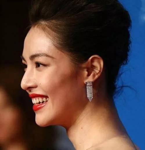 脂肪型|赵露思费劲巴拉才撕下大饼，秒被书粉喊退货，发布会生图确实让人出戏...