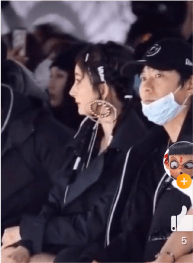 杨幂|又被精修骗了？杨幂出席活动戴巨型耳饰酷飒减龄，生图曝光侧脸很虐沧桑显老