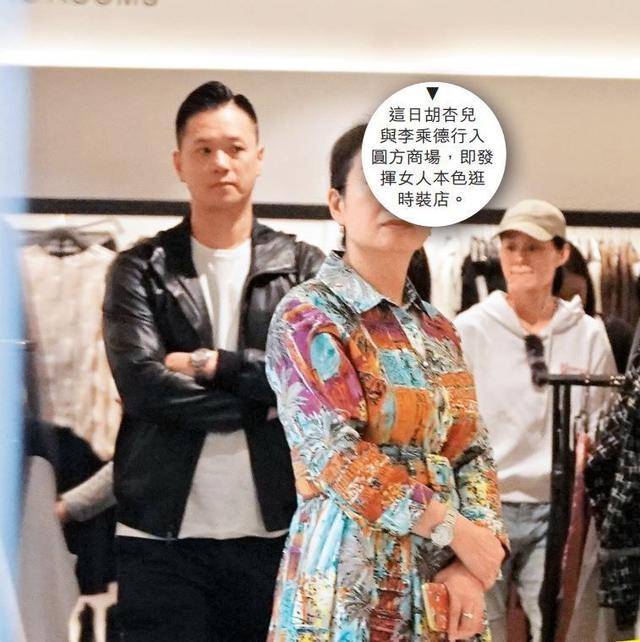 胡杏儿素颜与老公挽手逛超市购物，两人有说有