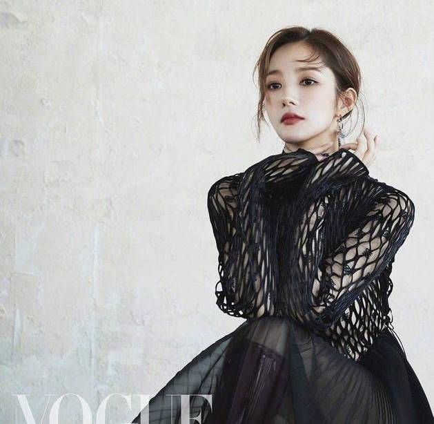 活动|9年5次“换头”，朴敏英出席活动又变了，造型火辣却被怪鼻子拖垮