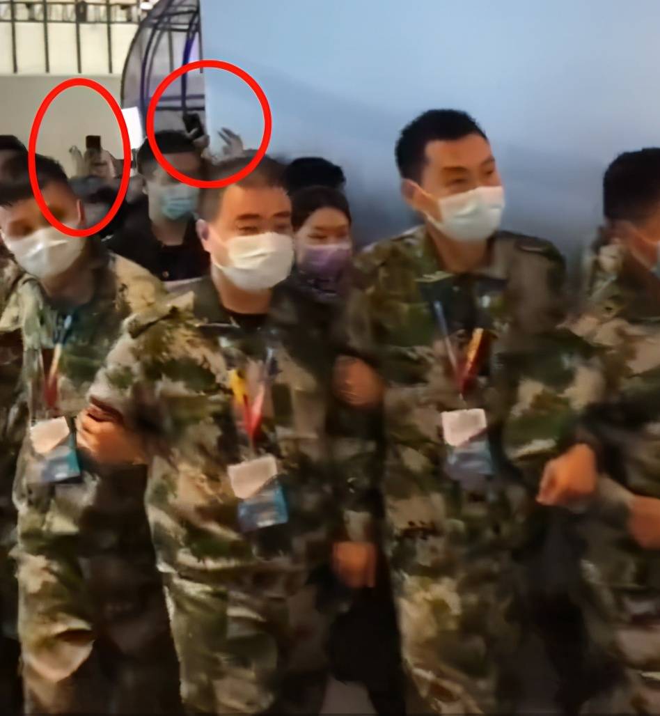 马天宇获30多名保安手拉手保护，行走其中疑默许