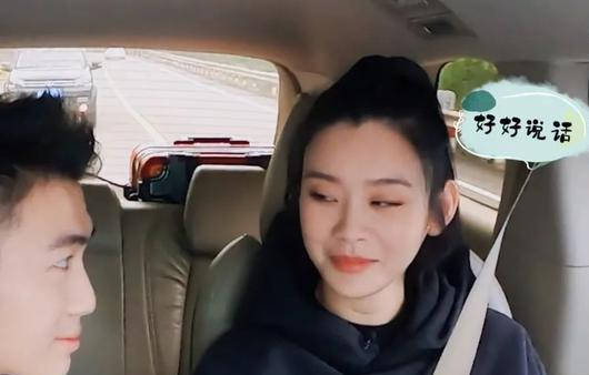 豪门夫妇BE？25岁何猷君作秀硬凹甜蜜,奚梦瑶表情