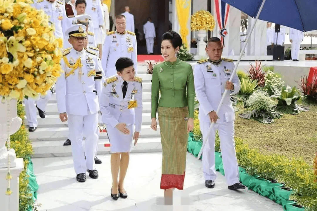 泰甄嬛|“泰甄嬛”复宠变化大，穿传统服装身姿婀娜，奢华珠宝曝光新靠山