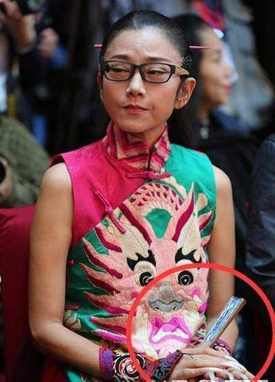 杨丽萍|杨丽萍身材还苗条，但失去了滤镜和美颜，脸上皱纹横生尽显衰老！