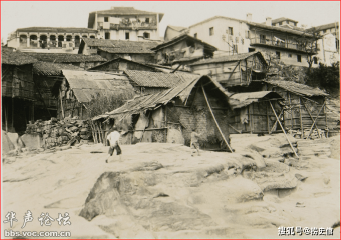 老照片:1926年的重庆,田野中立着牌楼