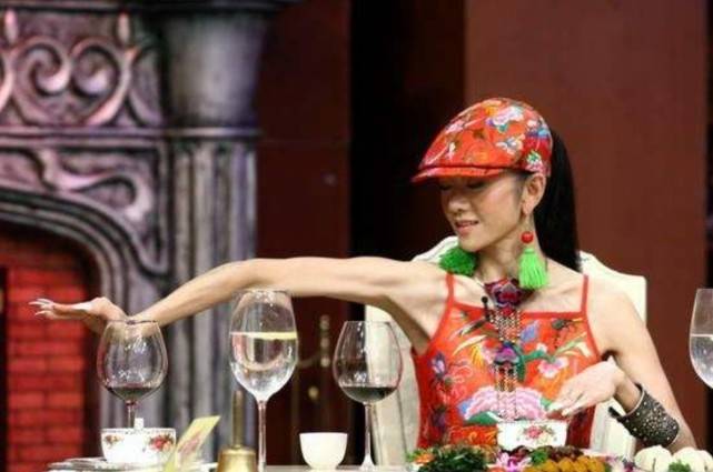 杨丽萍|杨丽萍身材还苗条，但失去了滤镜和美颜，脸上皱纹横生尽显衰老！