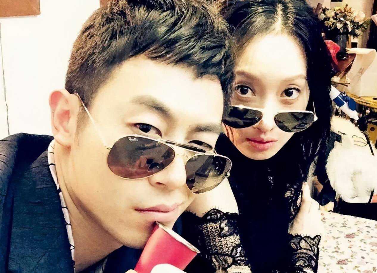 原创朱亚文沈佳妮相爱七年如今有两个可爱的女儿一家四口其乐融融