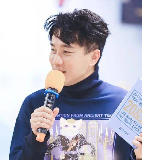刘恺威离婚两年堪称''整容'',十几天就胖不止一圈