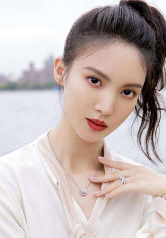 金晨纯素颜照曝光,皮肤白到发光少女感十足!确定有30岁吗?