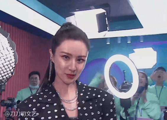 晚会照妖镜:黄晓明暴瘦 姚晨腰粗,王鸥美瞳忒诡异