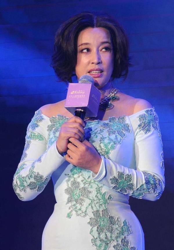 服装|刘晓庆真是太勉强自己了，穿这么紧的裙子，看着都替她难受