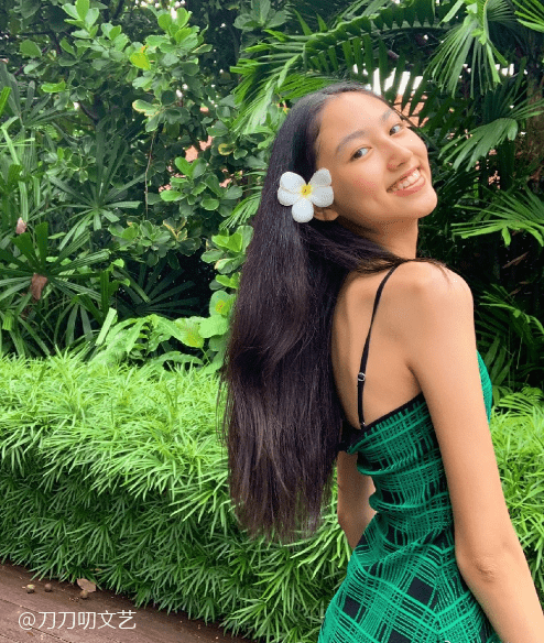 任达华15岁女儿长腿逆天,美貌不输明星