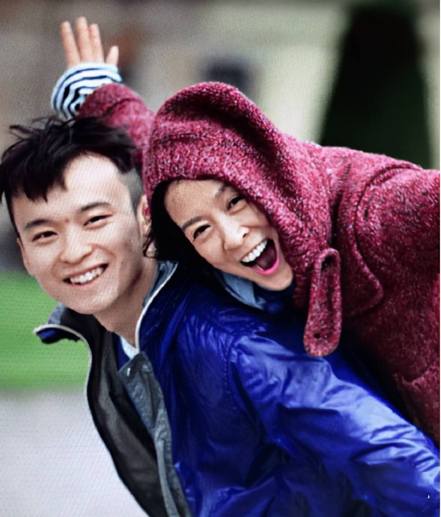 母亲是著名经纪人王京花,董子健23岁把孙怡娶回家,现在女儿已3岁了