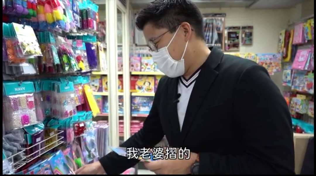 霍启刚带郭晶晶给儿子买文具 分享撩妹神技:就这样追到郭晶晶