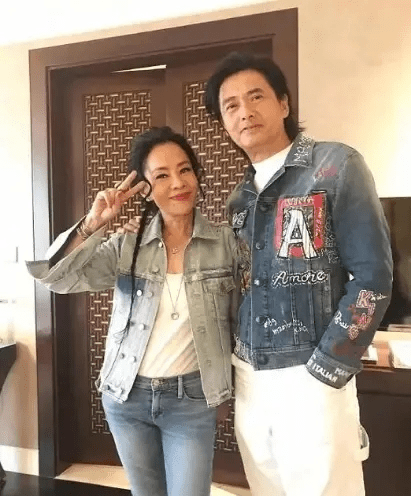 项链|周润发老婆太贵气！拼接开叉裙搭金银项链，优雅又时髦