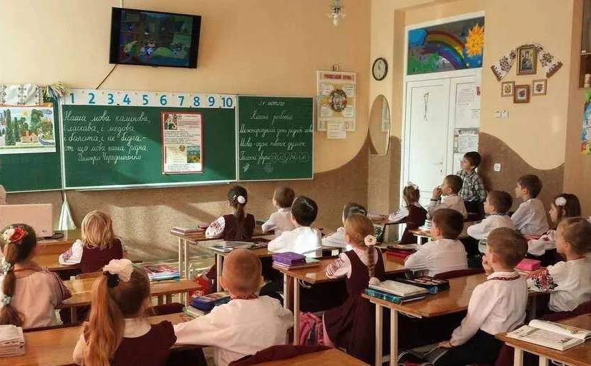 乌克兰小学生放假后重返学校各个州将如何进行教学