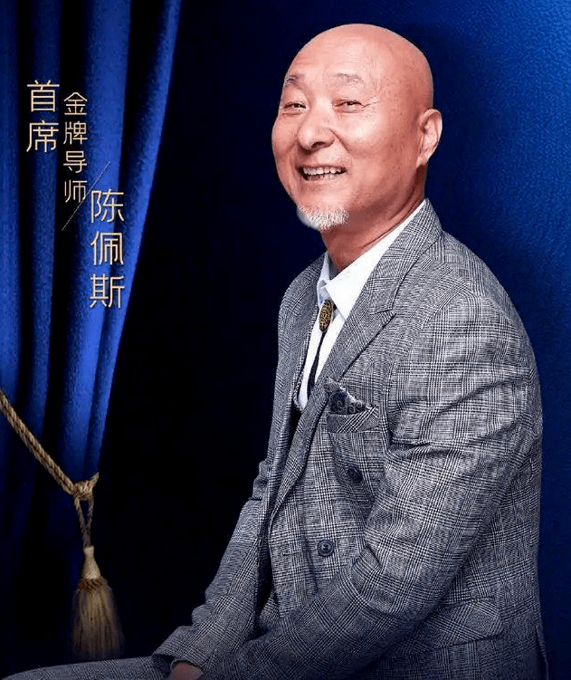 赵本山和《乡爱》美女演员挨个合影,满头白发却笑得满脸通红