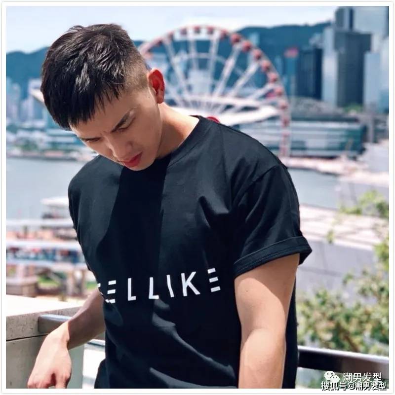 在秋冬季节喜欢锅盖头的小哥哥,不妨试试这款两边铲短碎盖头发型,把