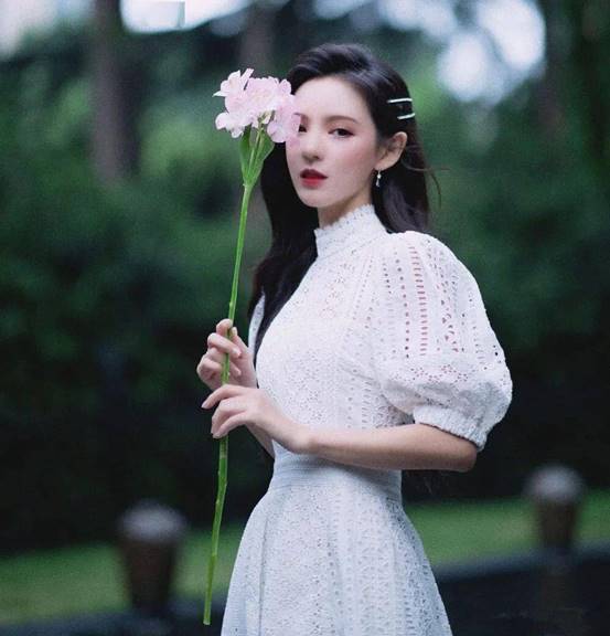 张予曦模特出身绯闻走红长相可以比肩angelababy