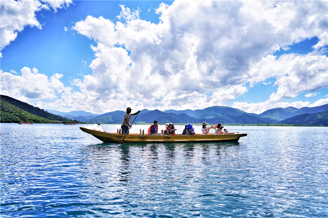 云南泸沽湖，游客好奇的是，男不婚女不嫁的民族如何繁衍后代？_生活