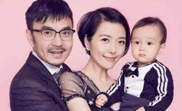 汪涵6岁儿子曝光身高快到爸爸胸口身穿卡通连体衣甚是可爱