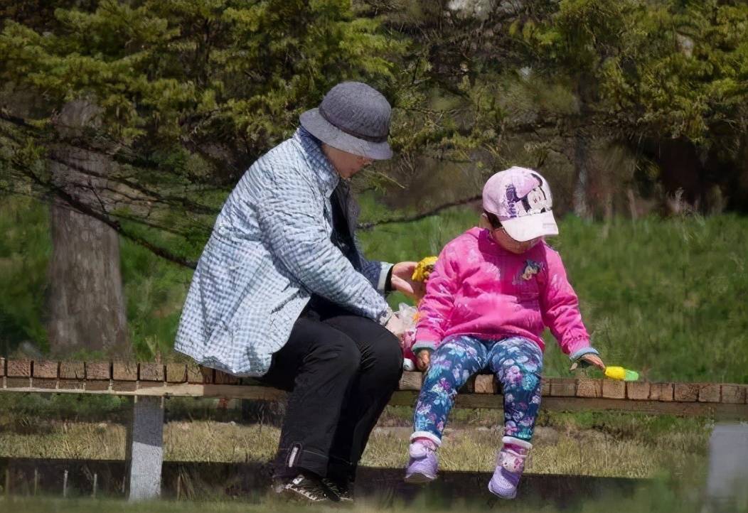 40岁奶奶抱着孙子四处显摆,一年后却笑不出来,让人唏嘘