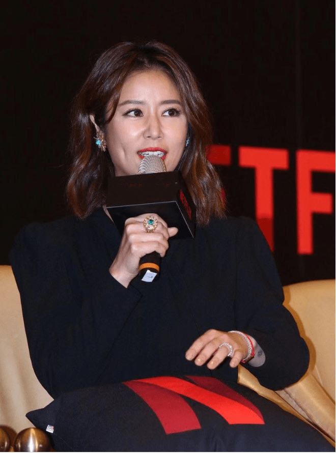 大寿|林心如为父亲过70岁大寿！小香风造型很优雅，拍照时腕表更吸睛