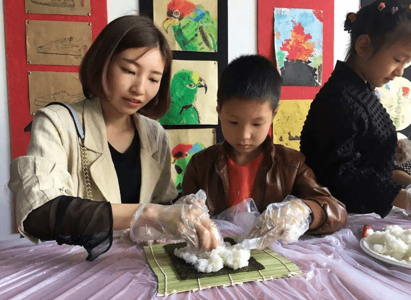 家长|幼儿园亲子活动，让家长和孩子一起做菜，结果“清一色”全是鸡蛋