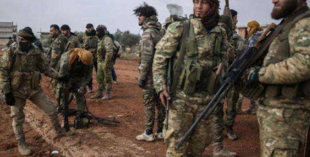 长期拖欠工资,怕被送往纳卡当炮灰,大批土系