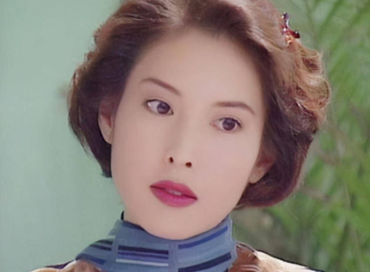 她是香港最美三级女星,与吴镇宇同居8年,后嫁入豪门成