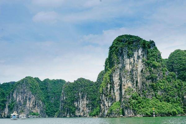 下龙湾，和桂林形似神不似的景点，外国游客超多