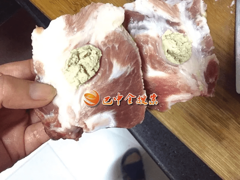 回5斤猪肉,准备切肉炒菜时发现,肉内竟然有形似"脓包"的豆腐渣状异物