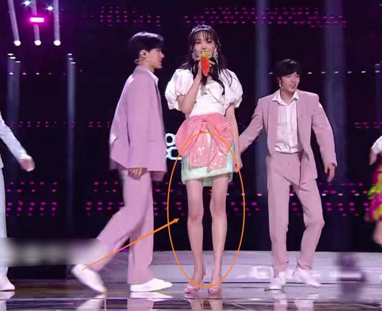 少年团|郑爽与时代少年团同台，我却被她无精修的身材吸引，腿型认真的吗