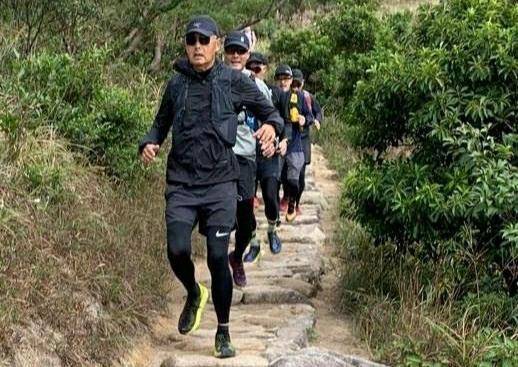 刘嘉玲与周润发合照,65岁发哥瘦到穿着衣服都看到肋骨