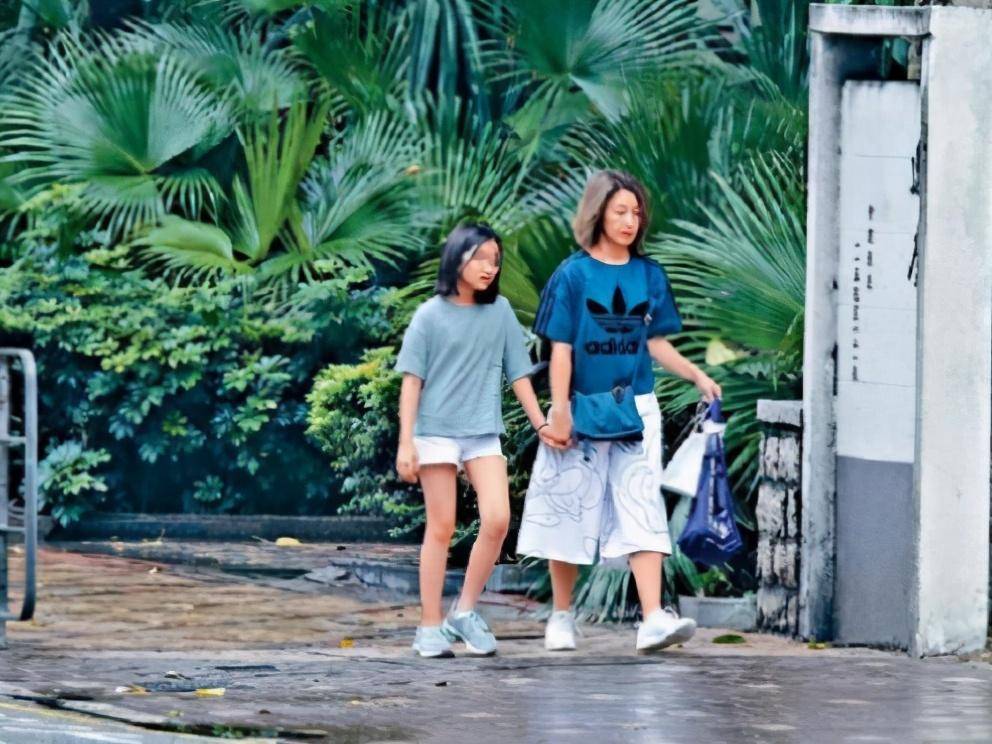 张家辉离奇暴瘦疑生病，关咏荷母女逛街见记者