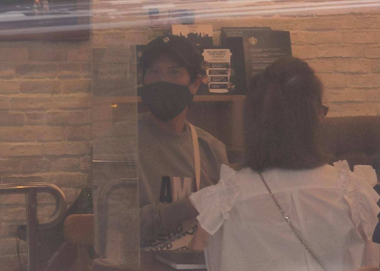 张家辉离奇暴瘦疑生病，关咏荷母女逛街见记者