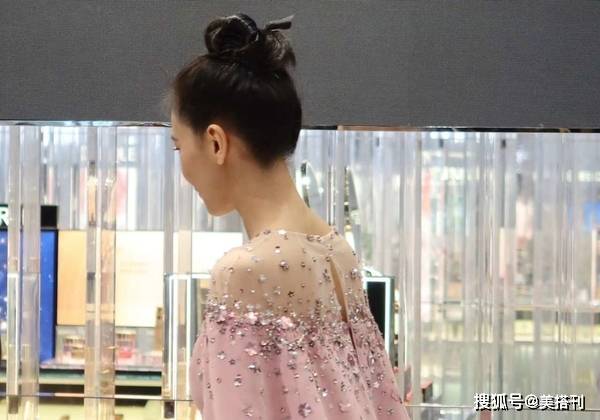 鱼尾纹|41岁高圆圆新路透，穿粉裙笑出鱼尾纹，完美诠释气质比容貌重要