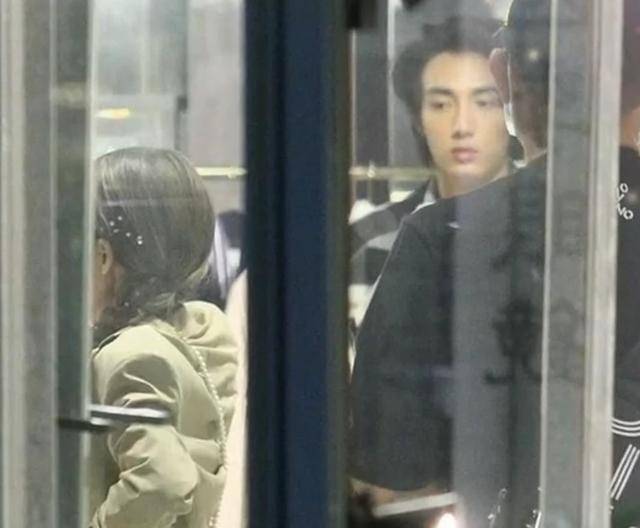 萧亚轩和小16岁男友逛街购物，萧亚轩全程树懒式