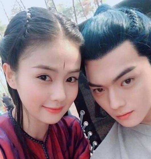 服装|白鹿在机场穿学生装，少女感十足似梦幻女友，谁看了不想谈恋爱？