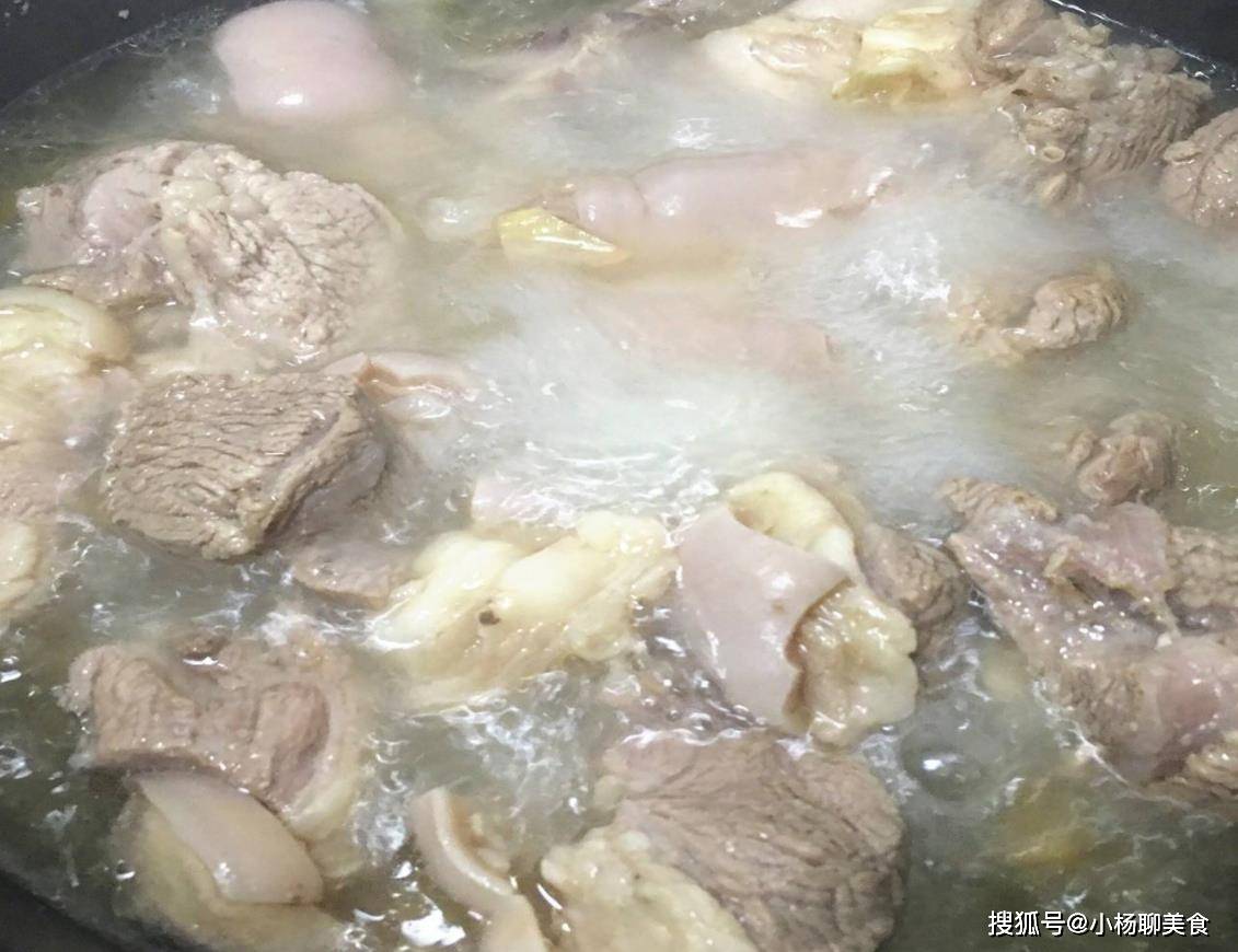 炖羊肉汤好喝有技巧,下锅前多做一步,羊肉软烂鲜香,不膻也不腥