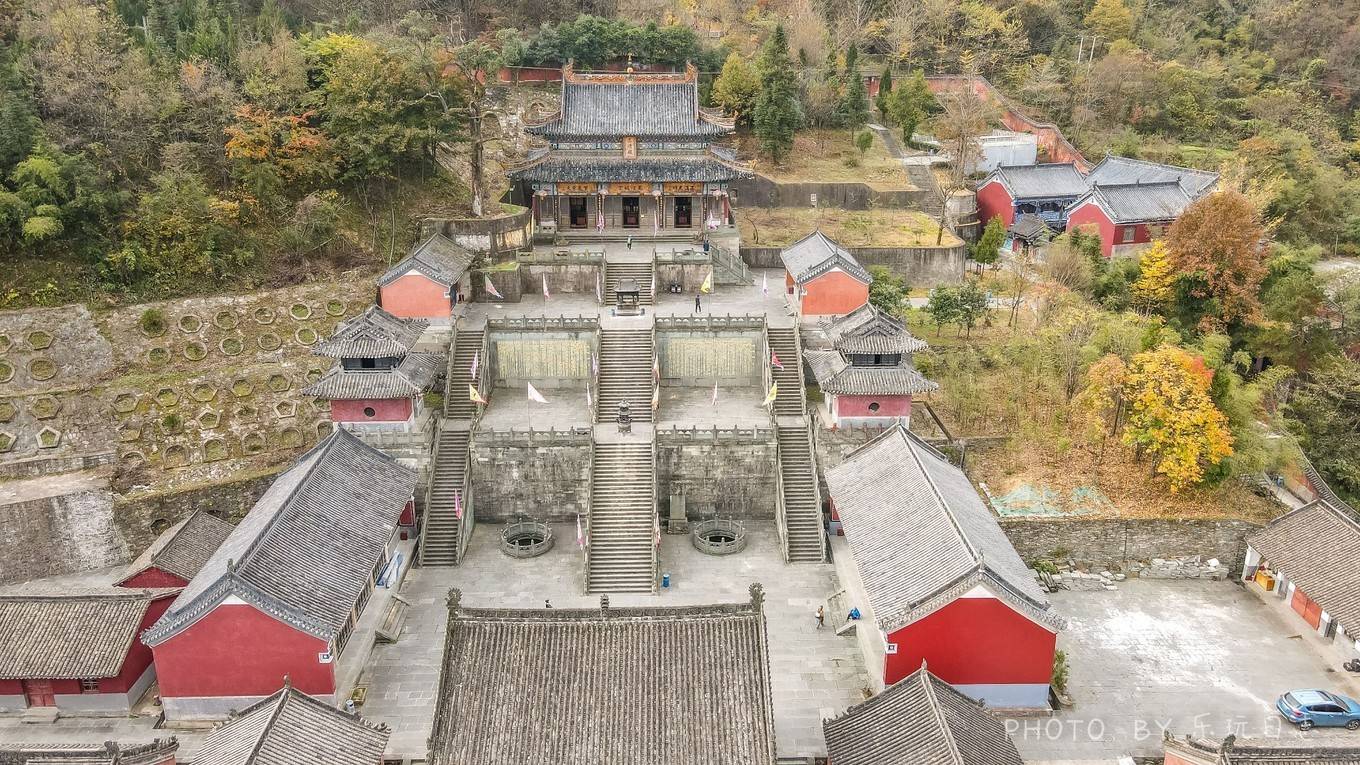 小贴士: 琼台中观包在武当山门票内的,免费的,从游览车到琼台,下车向