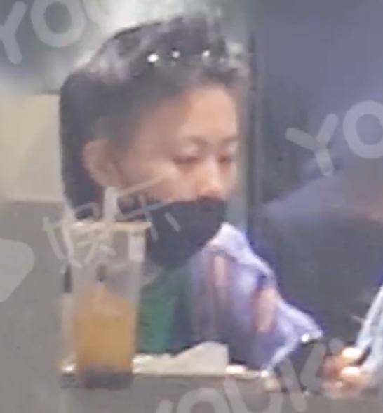 王菲女儿窦靖童近照曝光，穿绿蛇皮裤太新潮！