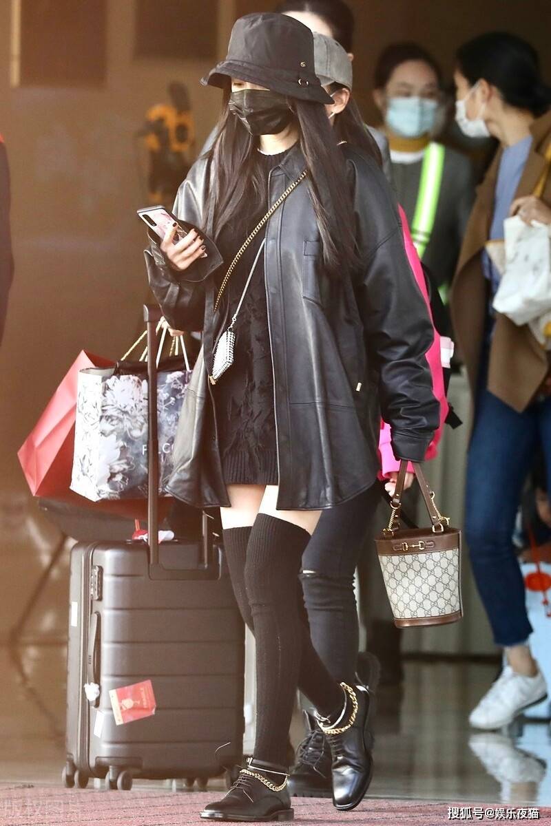 黑色|杨幂黑色连身短裙配皮衣美艳现身，不愧是少女幂