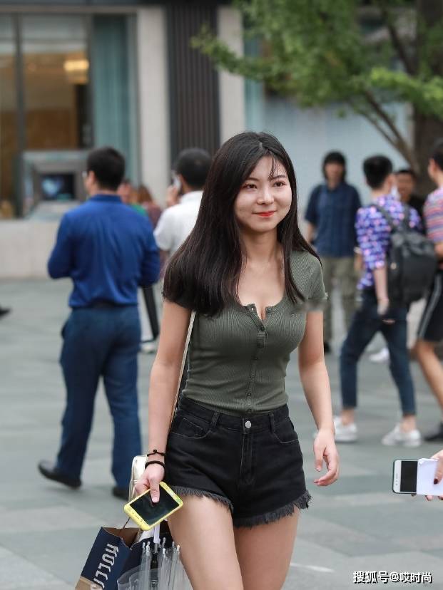 姐姐|身材“饱满”的女人，穿紧身的服装效果就是好！