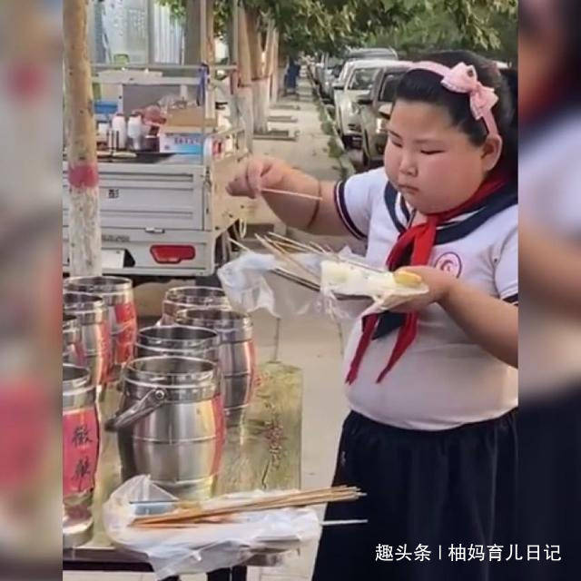 小肚子|“小肚子”抢镜了,网友:吃的太香了小女孩路边吃串走红
